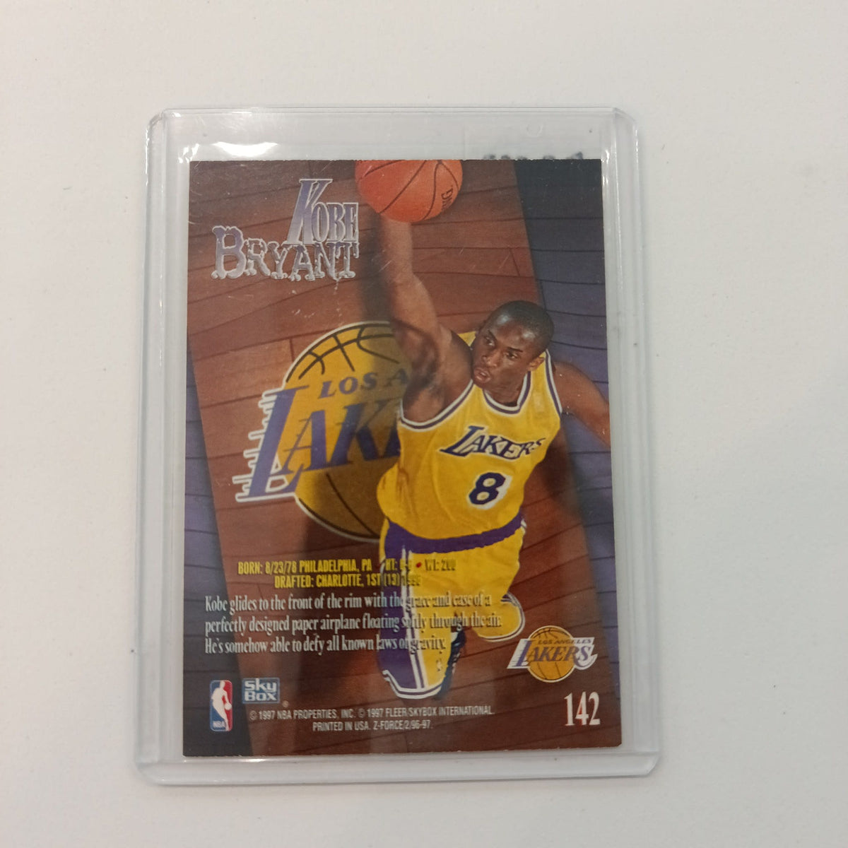 1996 Fleer SkyBox Z-Force Bryant Kobe Bryant #142 - view 2