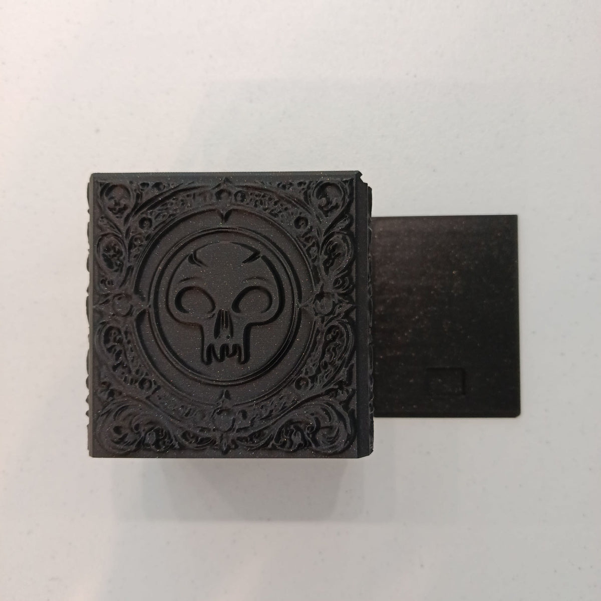 Magic: The Gathering MTG Black Mana Black Mana Skull Symbol Deck Box - view 2